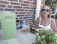 Annick op het terras van het Golfterrein “Rhoonse Polder”