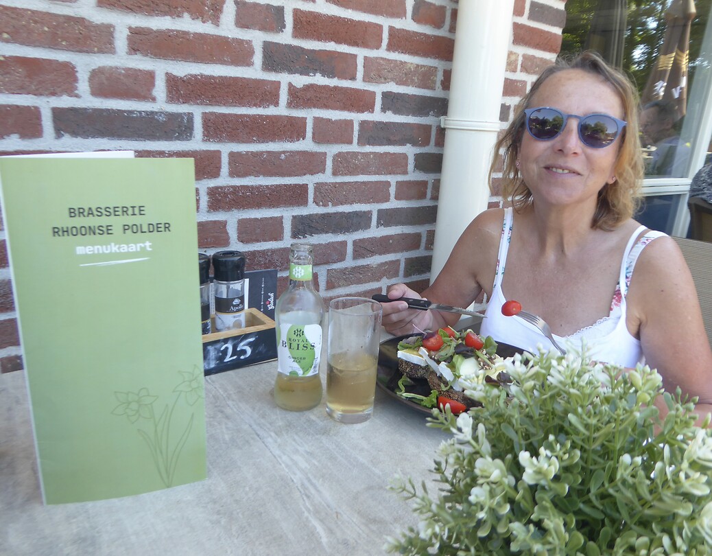 Annick op het terras van het Golfterrein “Rhoonse Polder”