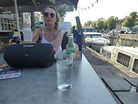 Annick op een terrasje in Brielle