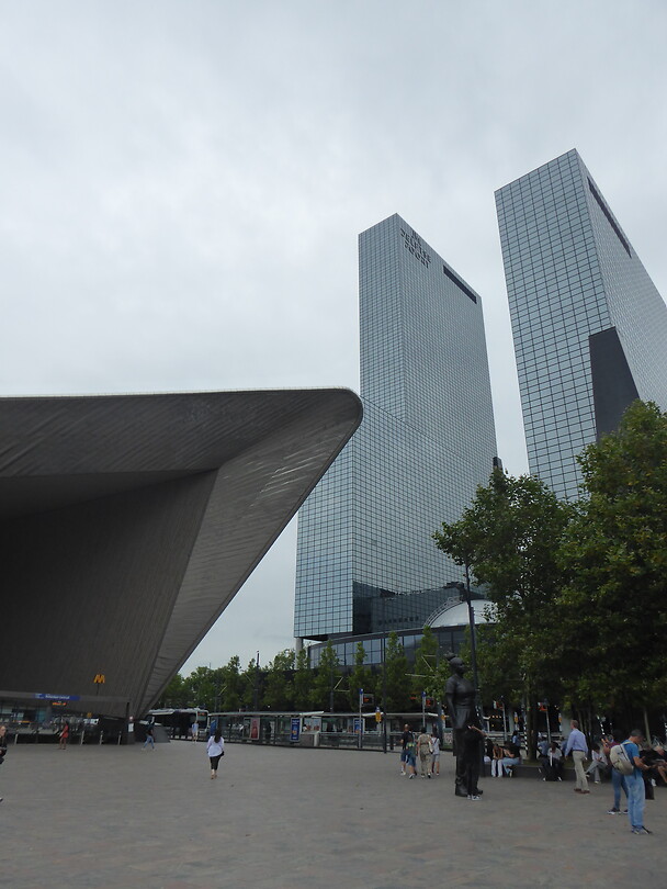 Centraal station met de Twin Towers van Rotterdam