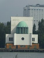 Ventilatiegebouw Maastunnel: overzijde is een exacte kopie van waar wij stonden