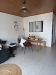 De woonkamer in het appartement