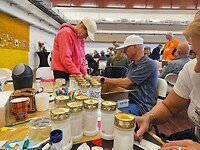 Kaarsen beplakken in het AD6 actiecentrum