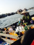 Lekker bakkie op het water bij drijvende markt