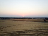 Witte zandduinen met zonsopgang