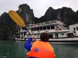 Kayaking in Halong Bay naar onze boot