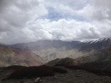 Trekking dag 2 uitzicht vanaf een pas op ruim 4900m
