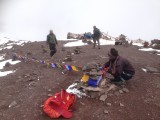 Gebedsvlaggetjes ophangen op de pas (5140m)