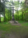 De herdenkingszuil in het bos voor de eerste luchtballon landing