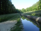 Langs het kanaal dat in de berg verdwijnt