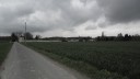 In de verte een grote boerderij, geheel ommuurd