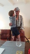 Opa met nieuwe hoed voor de vakantie...