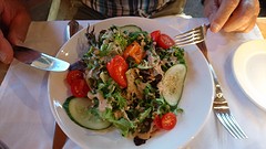 En pa had een voorgerecht met salade op zijn Canadees groot maar erg lekker