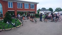 Ons hotel, druk met wielrenners toer.
