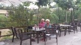 de zussen aan de borrel
