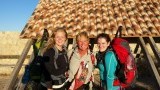 Chloey en Cathy boven aan de berg