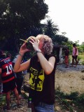 Meisje drinkt van de bron