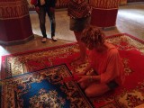 Mystiek: Wilma voert een rite uit (.... of probeert ze een tapijtreiniger uit?)