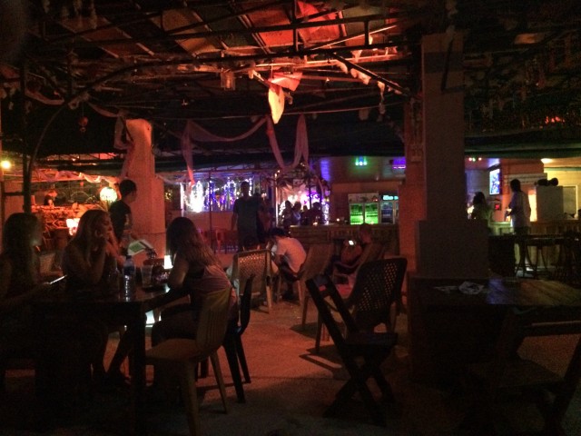 Cocktails wegtikken en voetjes van de vloer bij de beach disco