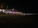 Lichtjeskermis van de vele strandtenten, zwoele avond, relaxte muziek en overal 'original Thai food'