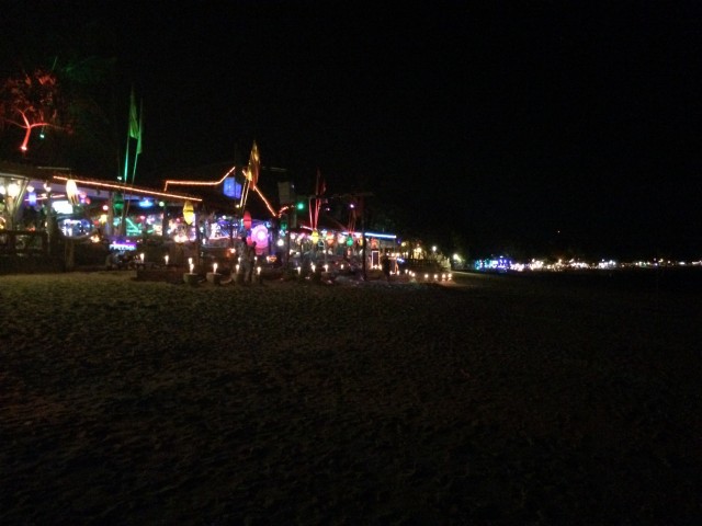 Lichtjeskermis van de vele strandtenten, zwoele avond, relaxte muziek en overal 'original Thai food'