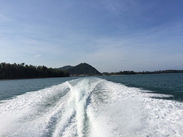 Met de speedboot vol gas van Koh Lanta naar Krabi; de ferry heen was te vol en te traag