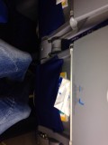 KLM intercontinentaal, economy class; sjoelen met je knieschijven (Wilma 1.75 meter)