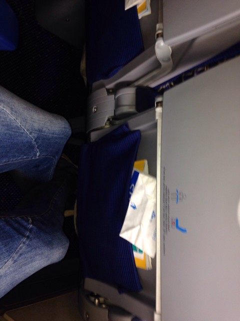 KLM intercontinentaal, economy class; sjoelen met je knieschijven (Wilma 1.75 meter)
