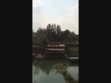Jan met de trein over 'death rail' van Nam Tok naar Kanchanaburi