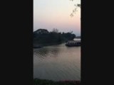De Thaise 'rederij Lovers' romantic candlelight cruise dinner door de gracht van Kanchanaburi