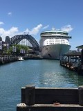 Groot cruiseschip, past niet onder Harbour Bridge door.