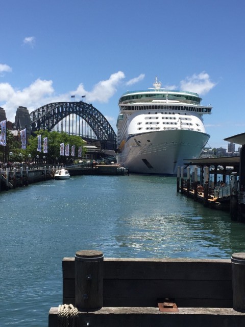 Groot cruiseschip, past niet onder Harbour Bridge door.