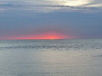 De zon zakt in de zee