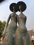 Onder twee hoedjes