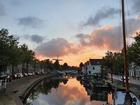 Zon zakt achter Dokkum weg
