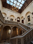 Mooi he zo'n grote entree hal in kasteel!