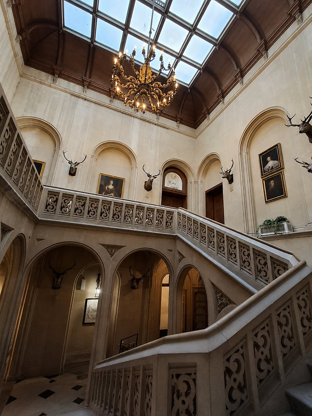 Mooi he zo'n grote entree hal in kasteel!