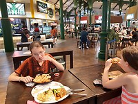 eten bij een groot foodcourt