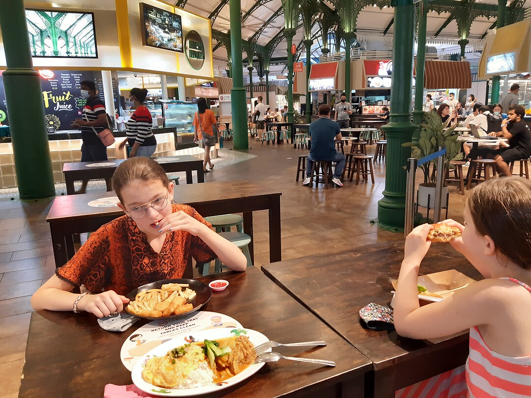 eten bij een groot foodcourt