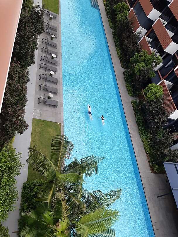 50 meter lappool, uitzicht vanaf ons balkon. Gerdo en Tess aan het zwemmen