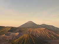 zon is op, in de verder de Bromo