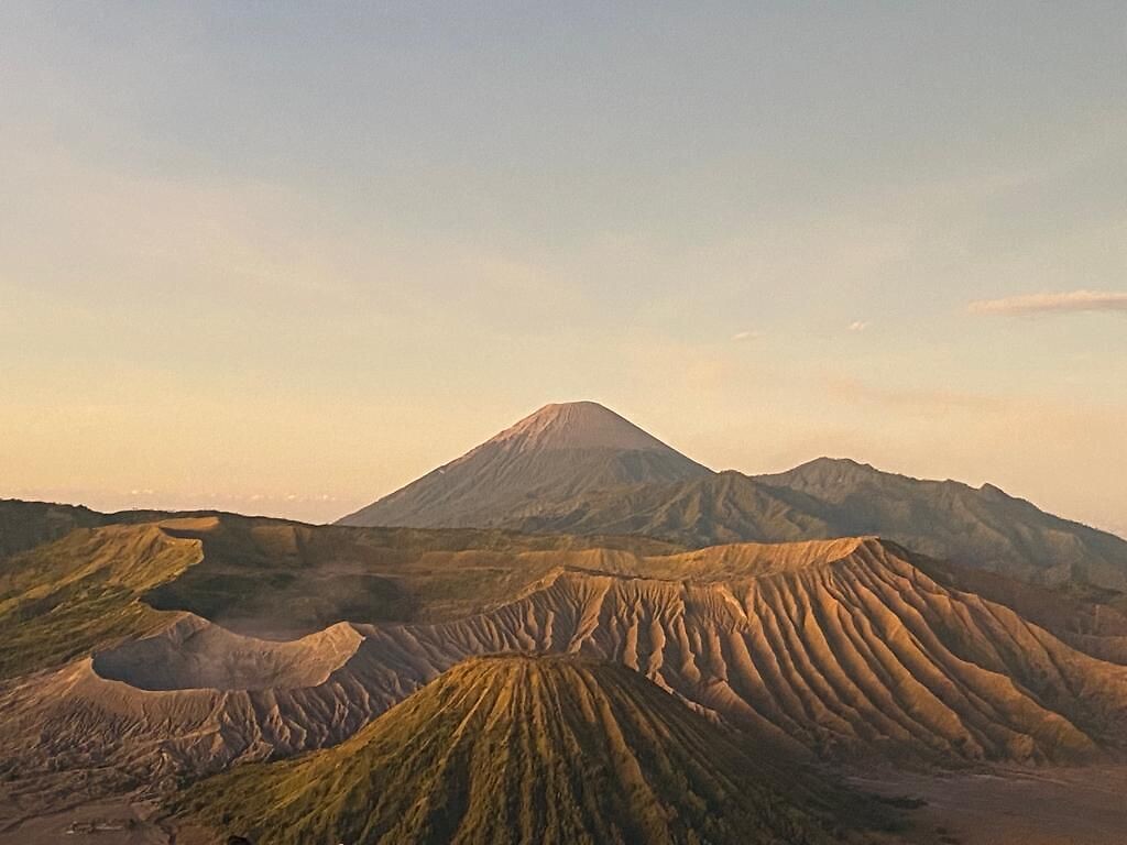 zon is op, in de verder de Bromo