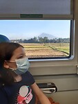 In de trein met in de verte Merapi Vulkaan