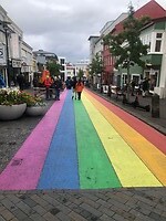 Regenboog niet in de lucht, maar op straat.