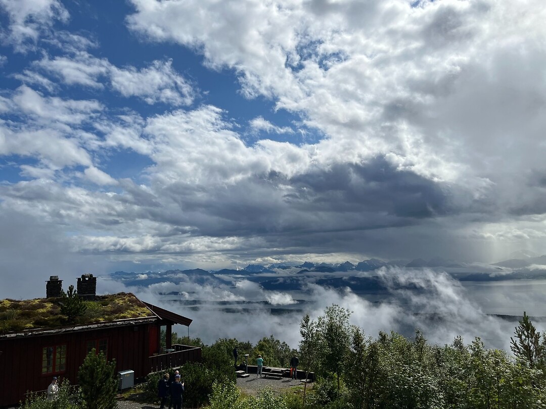 zicht op Molde tussen de wolken door