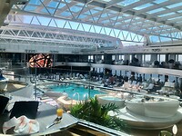 Mooie dag en dus druk in zwembad.