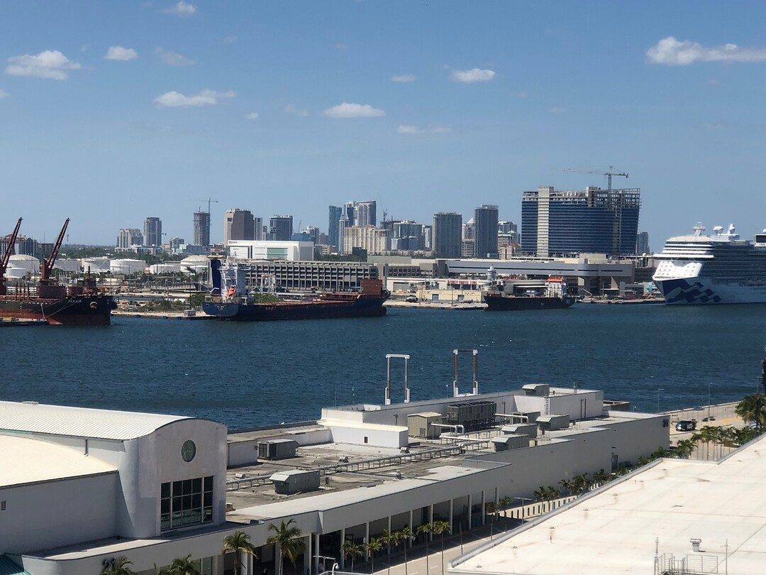 We zijn niet het enige cruiseschip in de haven hier in Ford Lauderdale.