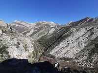 De bergen achter Stari Bar