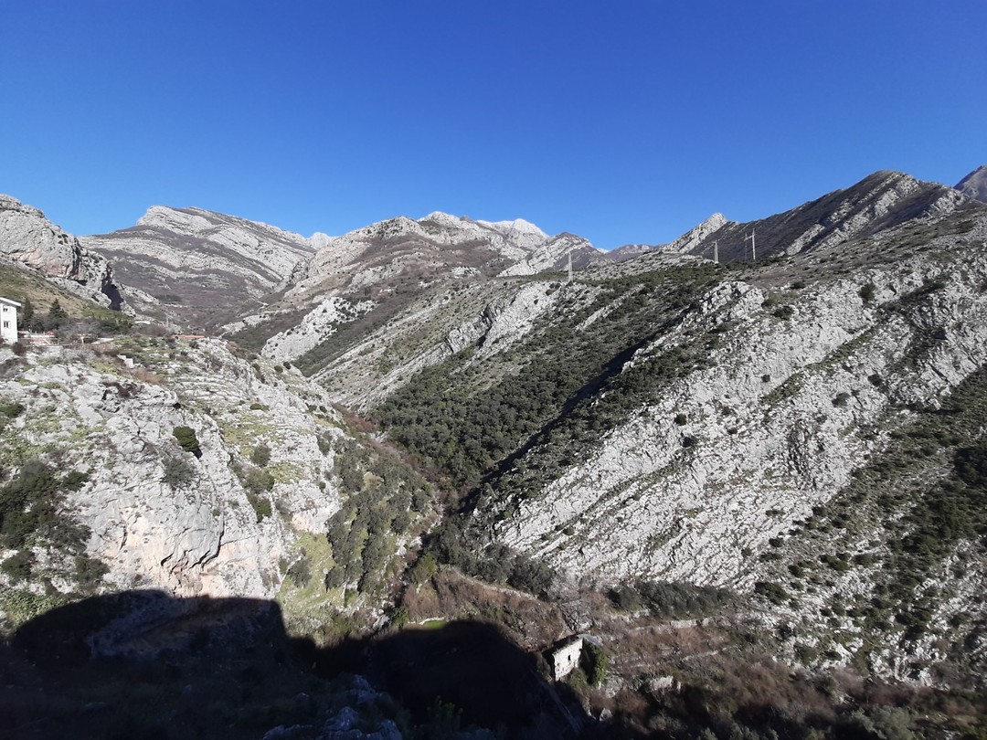 De bergen achter Stari Bar