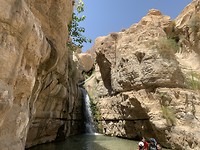 De 'hidden waterfall', halverwege Wadi Arugot